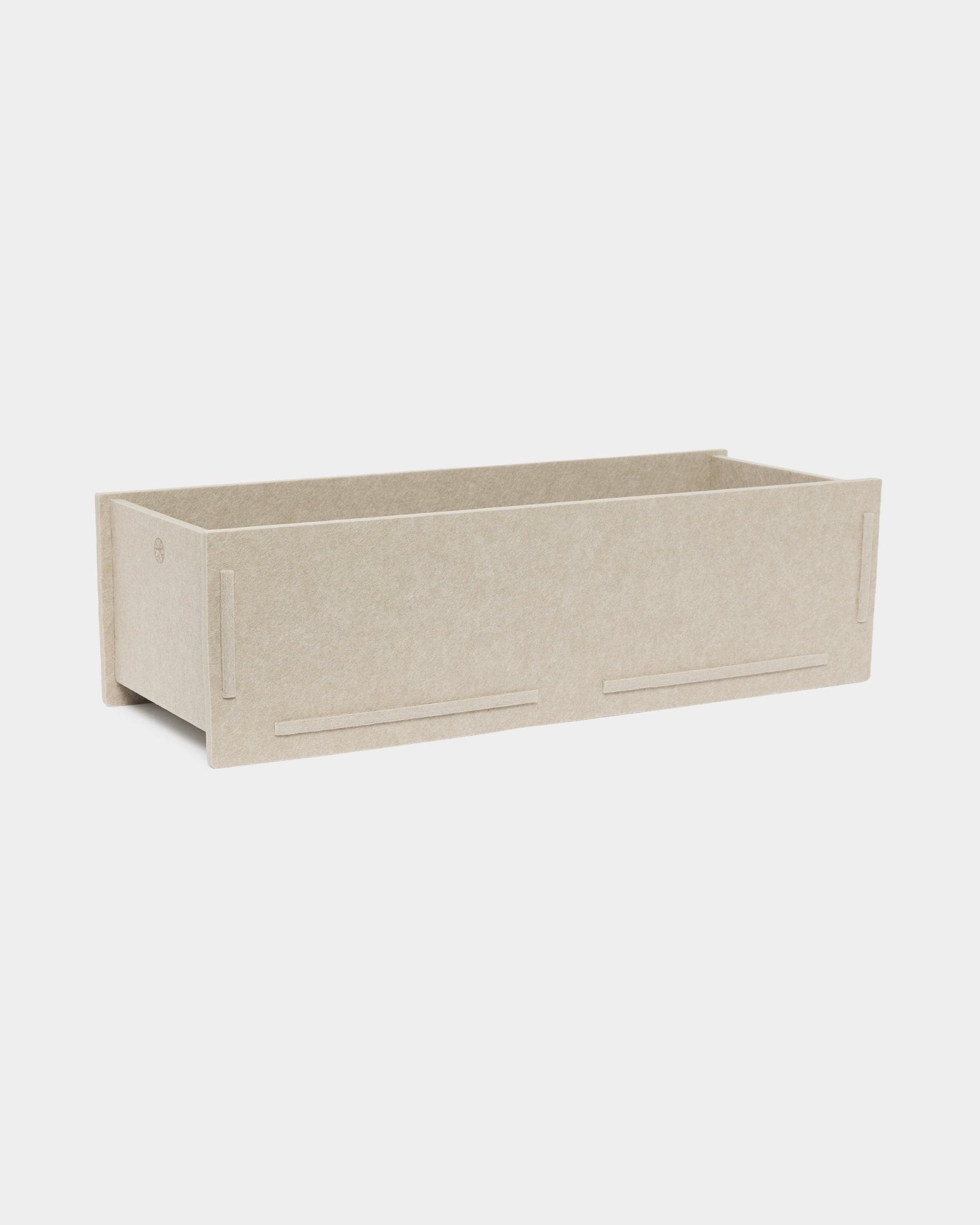 WoodUpp Vigg Felt Box BM2 in beige ist ein flach verpacktes Aufbewahrungs-Accessoire aus strapazierfähigem PET-Filz, das die Akupanel Akustik-Holzpaneele ergänzt.